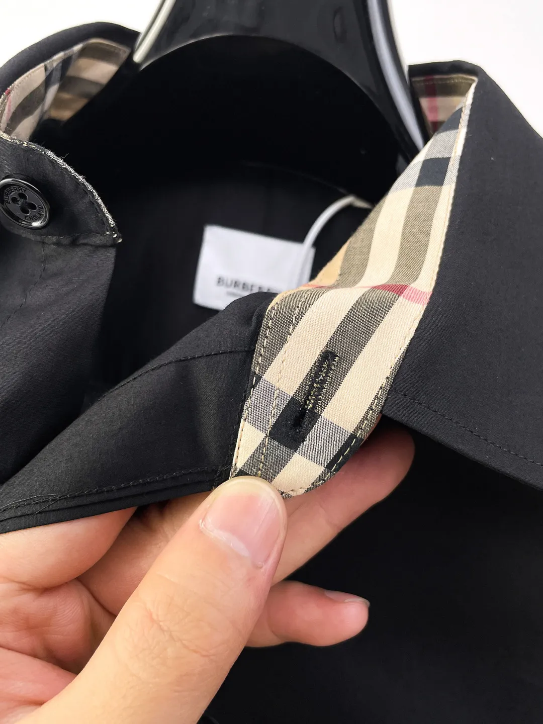 Burberry New Arrival shirt, complete with three labels, original fabric, original customized accessories, official Same Style, made of pure cotton fabric, customized, same vat dyed fabric, very comfortable and smooth to the touch, very wide and stylish, produced by a first-line brand factory, woven with imported yarn, long-wearing without deformation, the most New Arrival style in spring and summer, fashionable and individual, super Versatile and good-looking, very suitable for both men and women, a must-have size Size: S-XXL